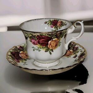 ROYAL ALBERT Bone China England Old Country Rose Teacup + Saucer Dainty Teatime